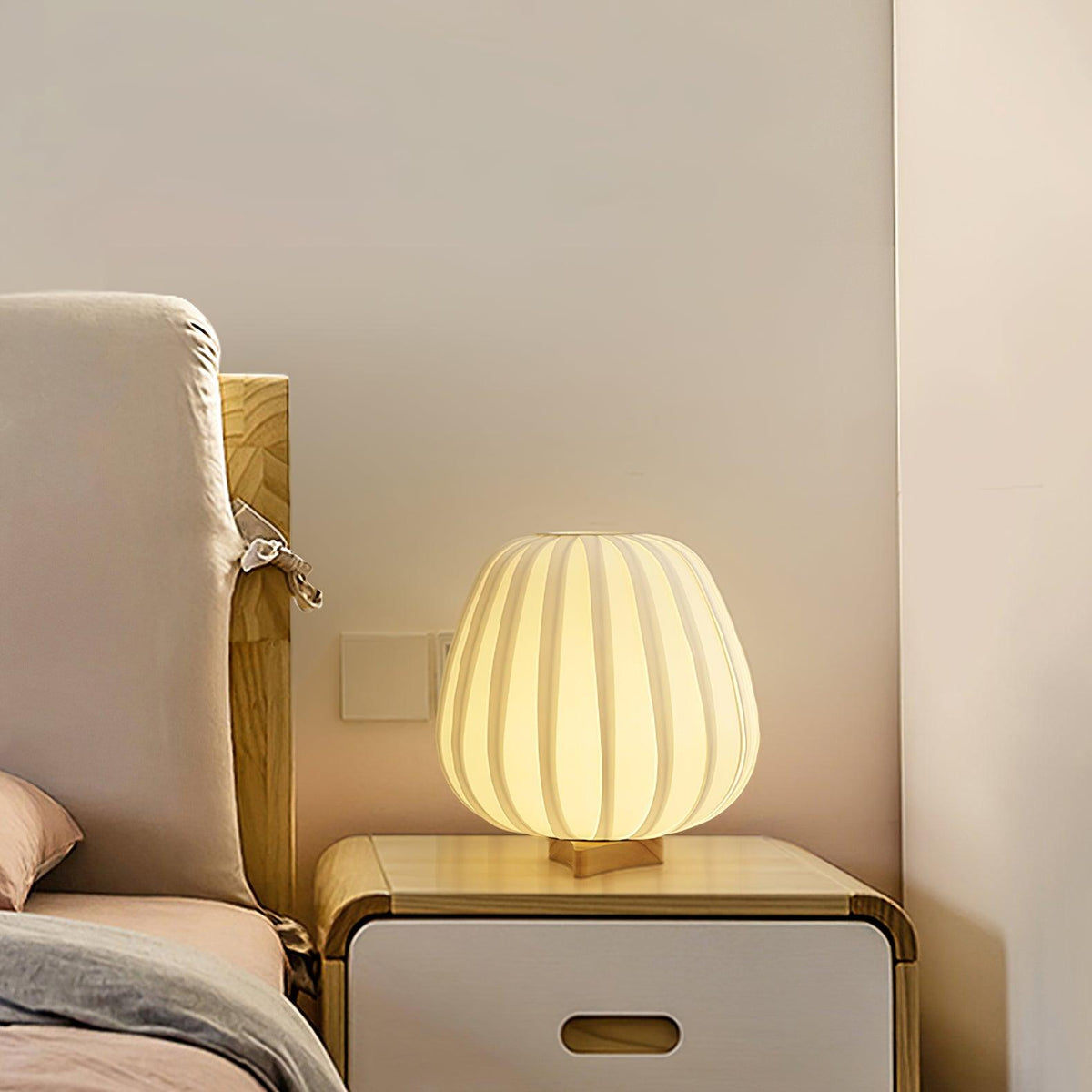 Elenor tafellamp van stof en hout in minimalistisch ontwerp