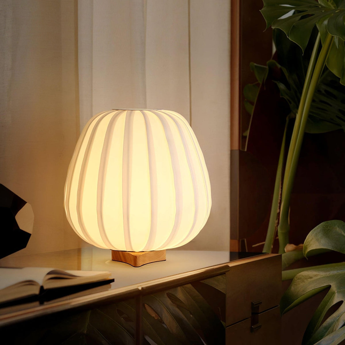 Elenor tafellamp van stof en hout in minimalistisch ontwerp