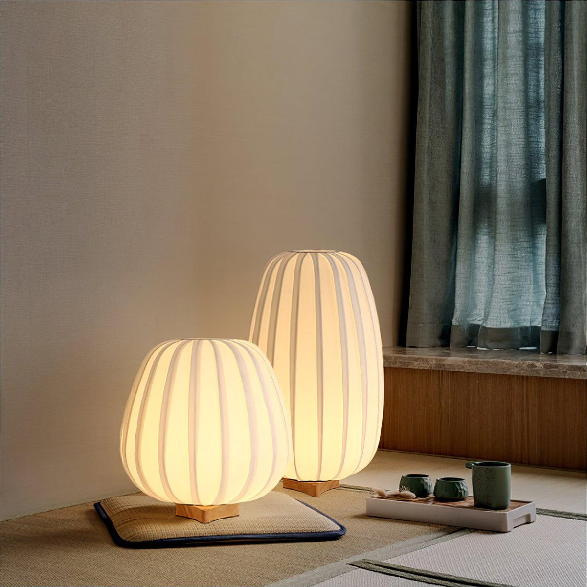 Elenor tafellamp van stof en hout in minimalistisch ontwerp