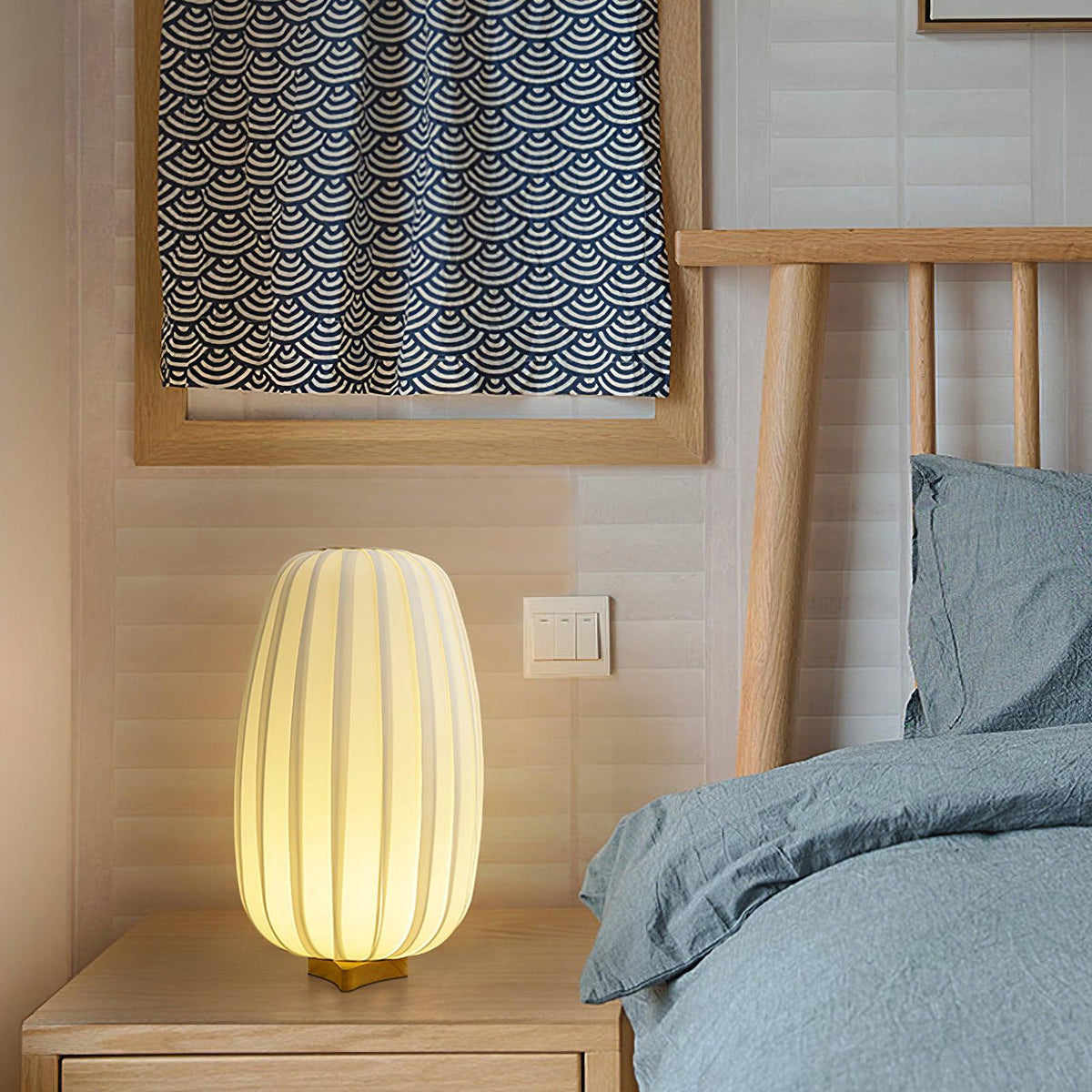 Elenor tafellamp van stof en hout in minimalistisch ontwerp