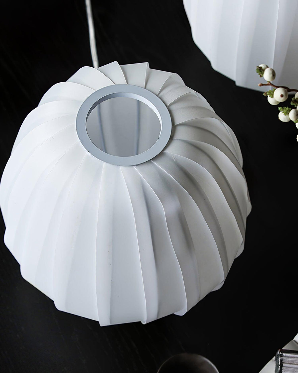 Elenor tafellamp van stof en hout in minimalistisch ontwerp