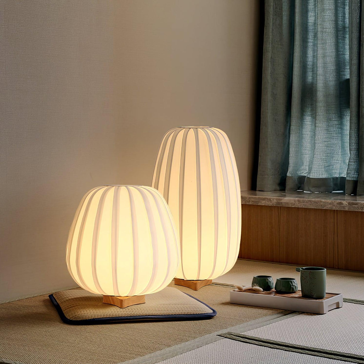 Elenor tafellamp van stof en hout in minimalistisch ontwerp