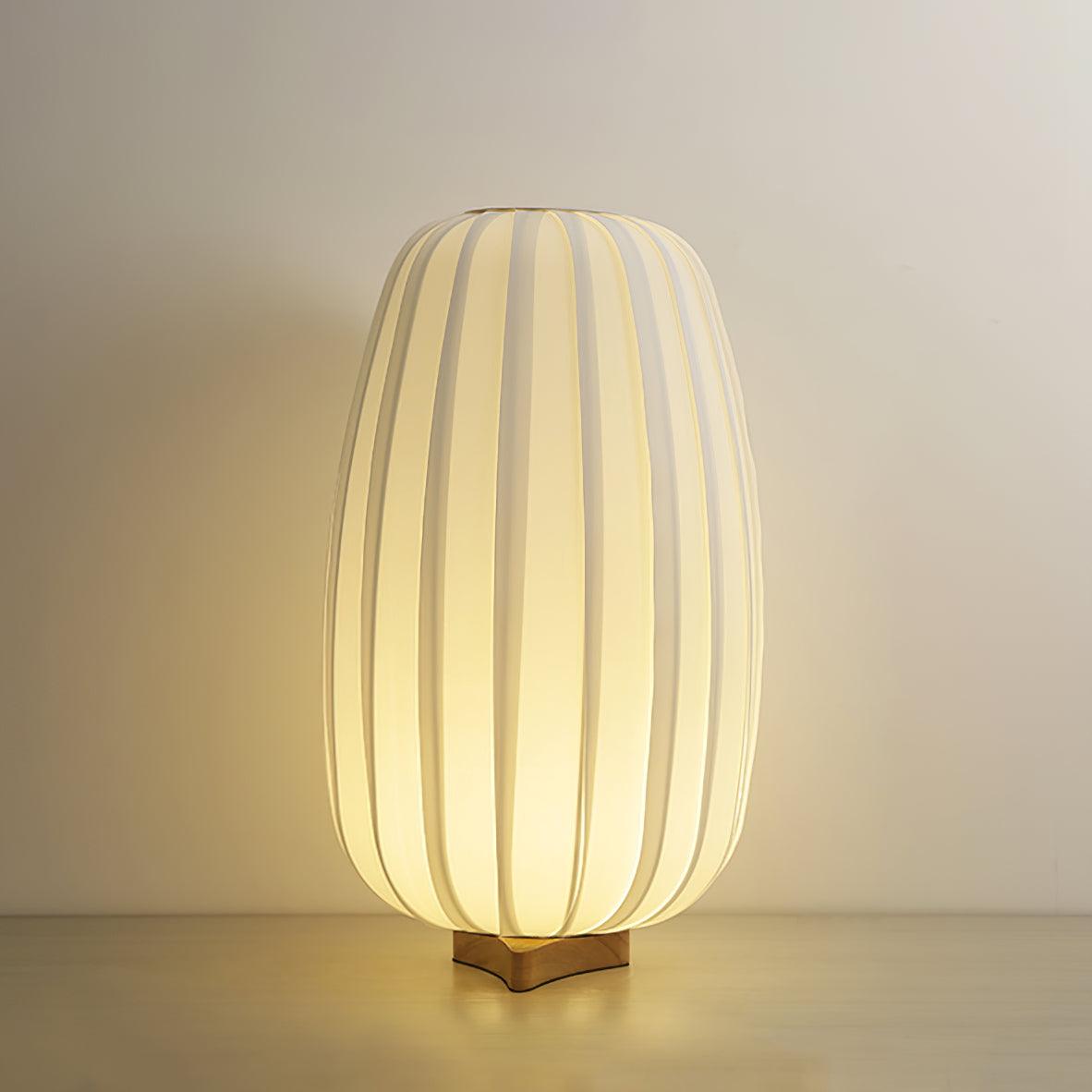 Elenor tafellamp van stof en hout in minimalistisch ontwerp