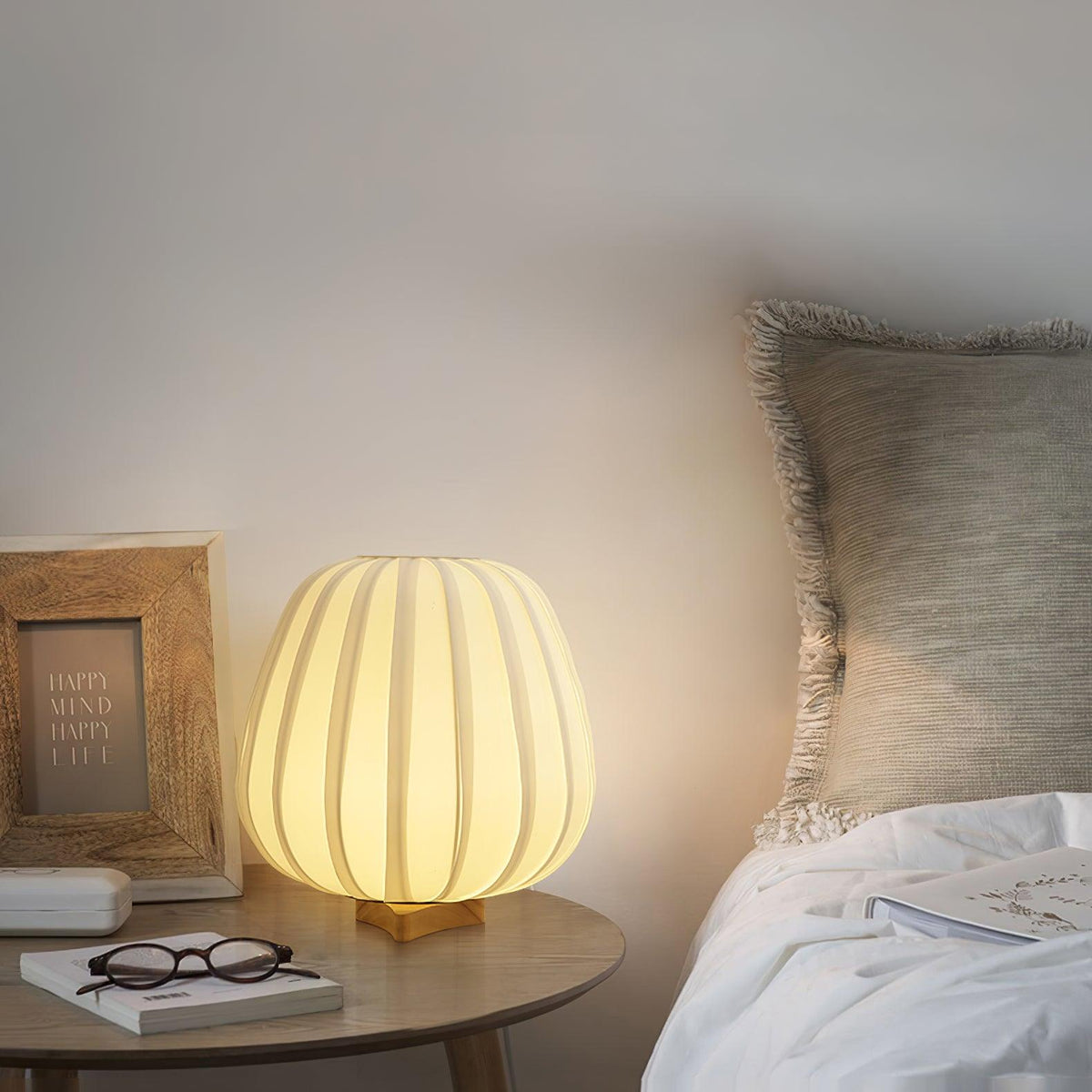 Elenor tafellamp van stof en hout in minimalistisch ontwerp