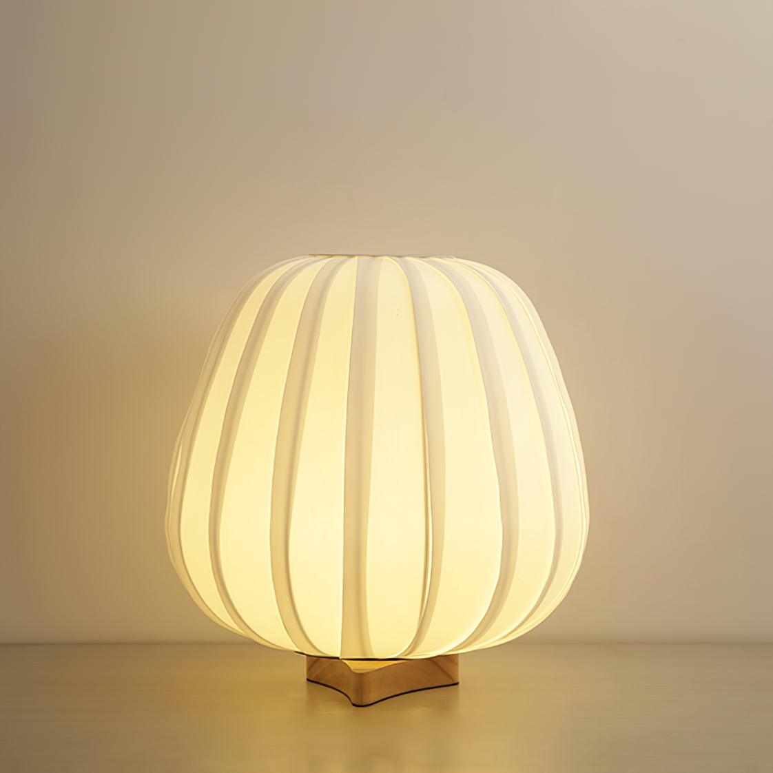 Elenor tafellamp van stof en hout in minimalistisch ontwerp