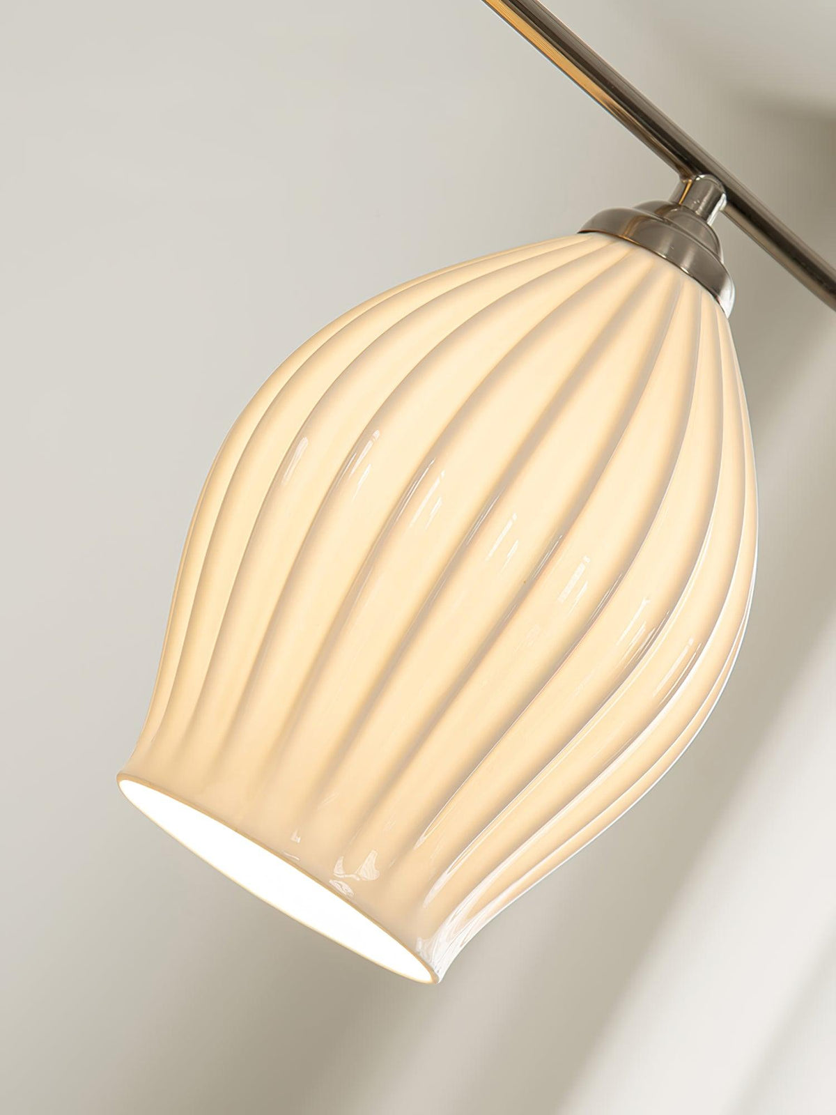 Arlirir moderne hanglamp met minimalistisch kunstwerk in keramiek