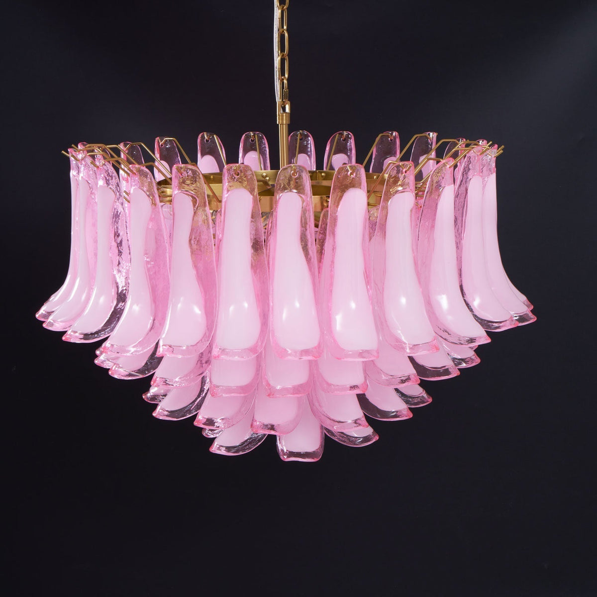 Lioroaria kroonluchter met gelaagde roze glazen bloemblaadjes, goudkleurige afwerking