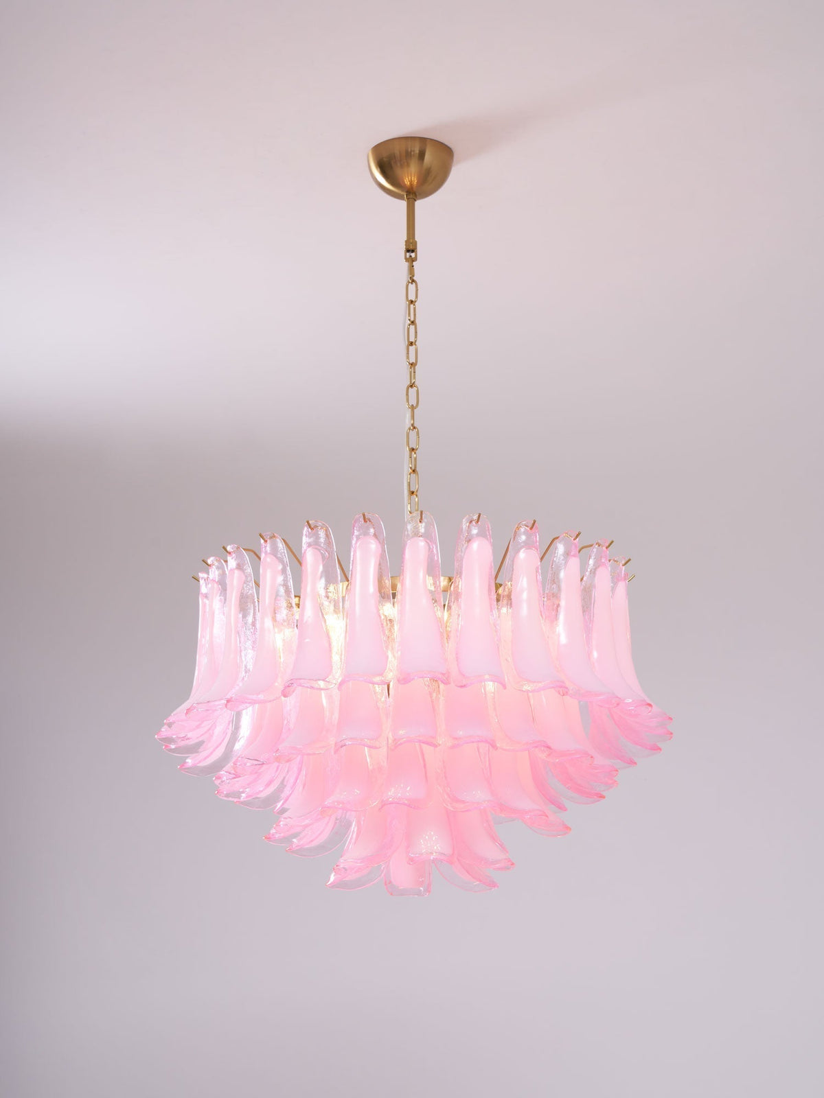 Lioroaria kroonluchter met gelaagde roze glazen bloemblaadjes, goudkleurige afwerking