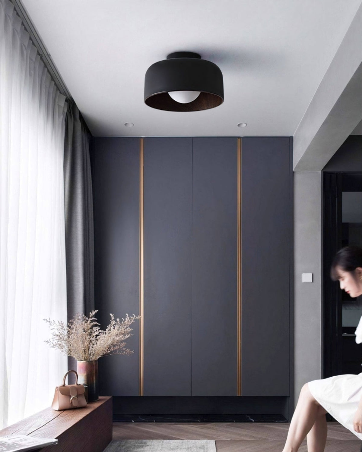Vanden plafondlamp met walnootkleurige afwerking
