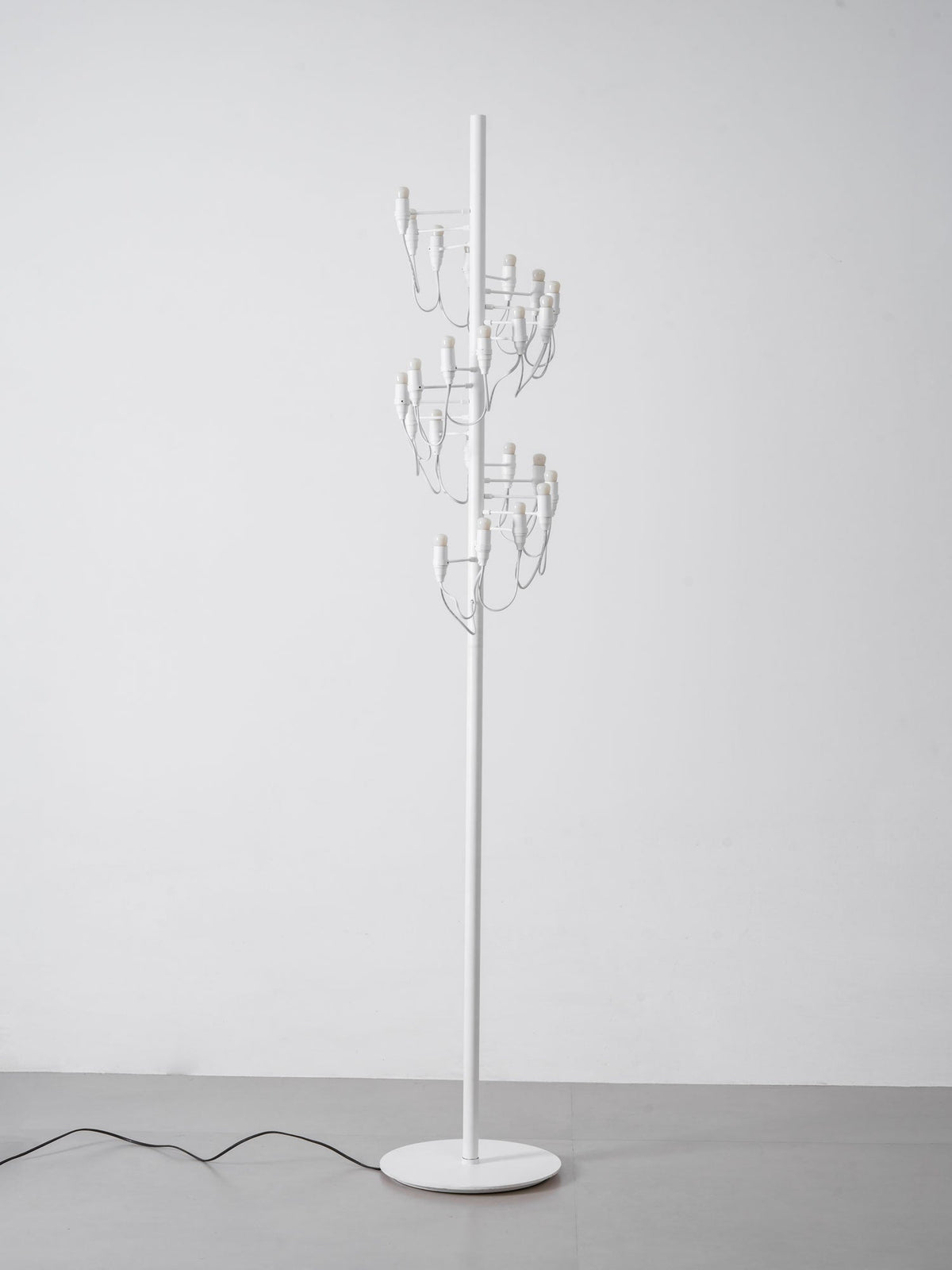 Olliryra sculpturale vloerlamp van staal