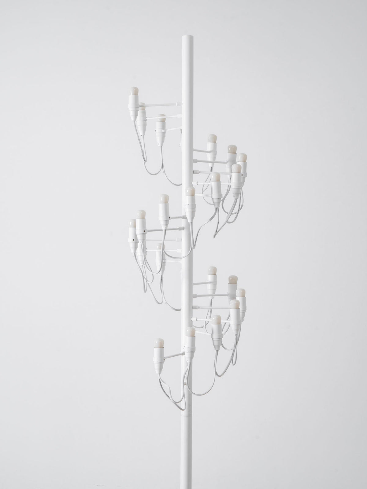 Olliryra sculpturale vloerlamp van staal