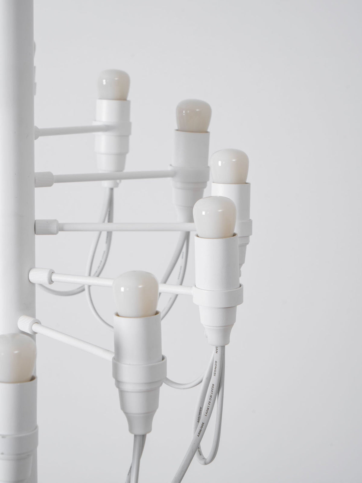 Olliryra sculpturale vloerlamp van staal