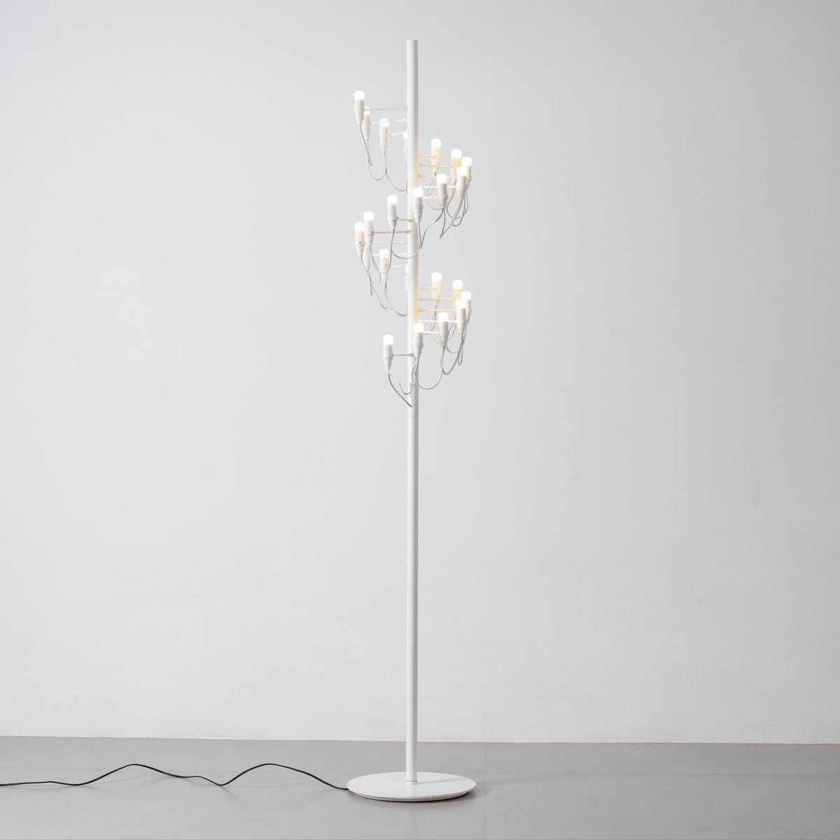 Olliryra sculpturale vloerlamp van staal