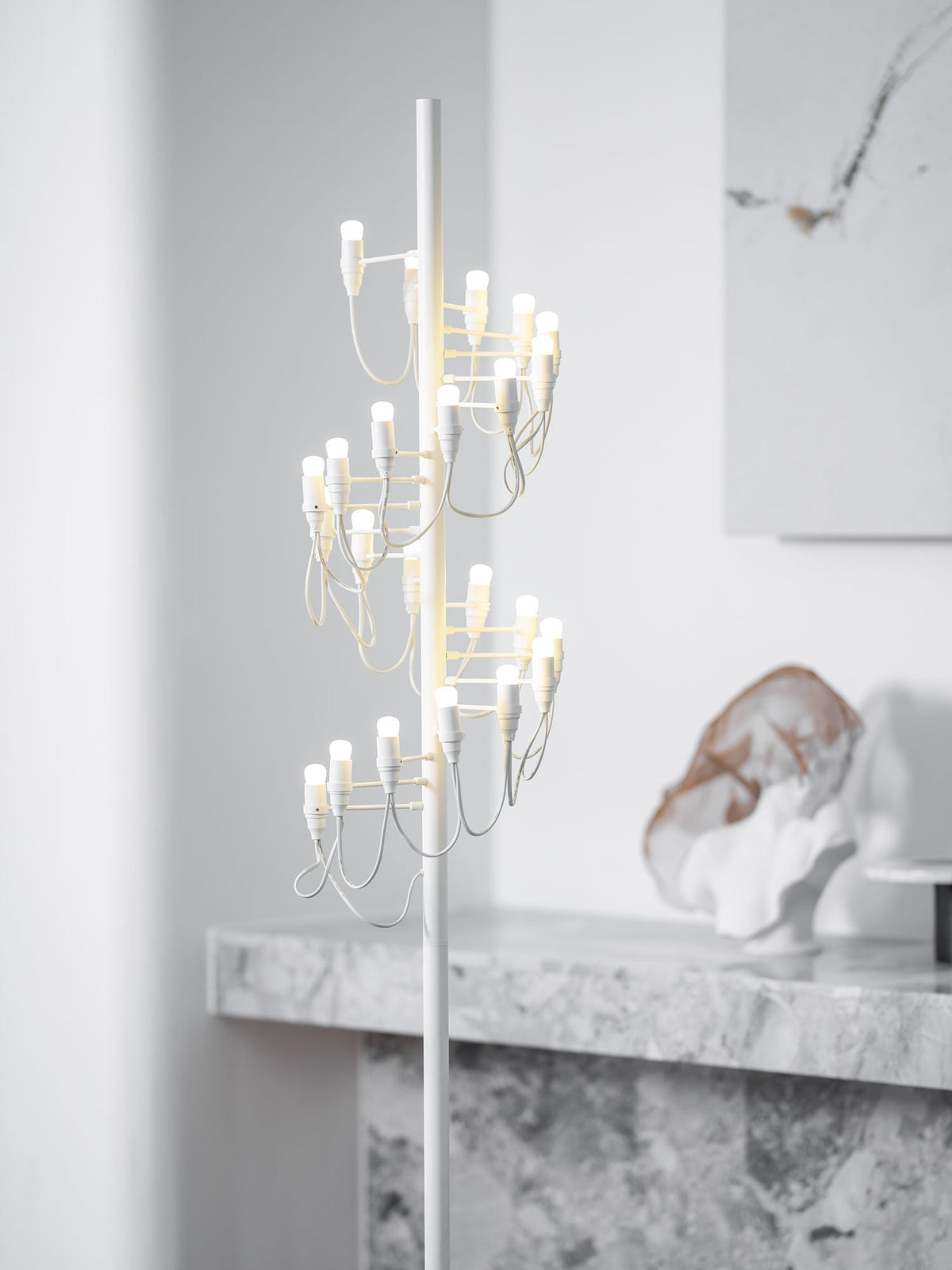 Olliryra sculpturale vloerlamp van staal