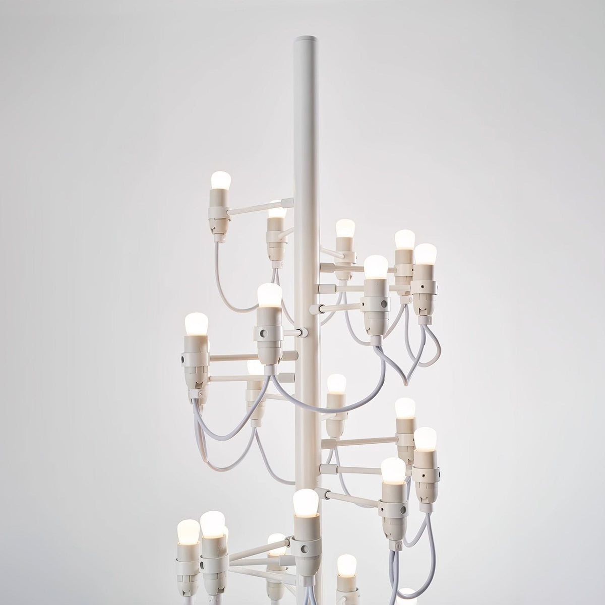 Olliryra sculpturale vloerlamp van staal