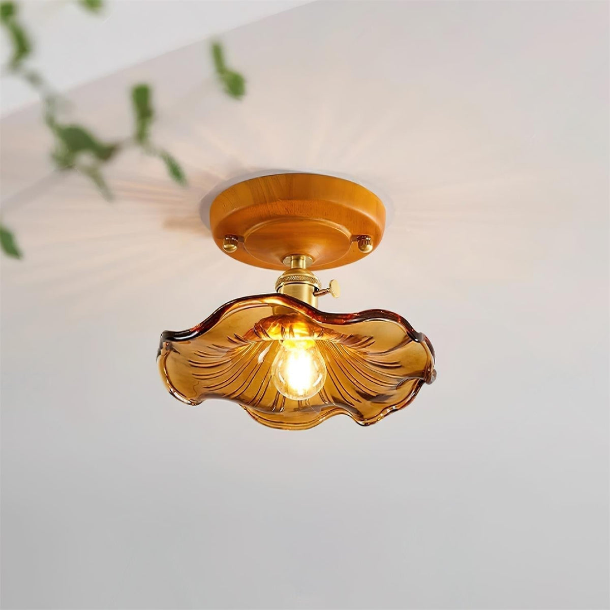 Plafondlamp met houten plafondkap, messing en glazen lampenkap in vintage bloemmotief voor landelijke stijl