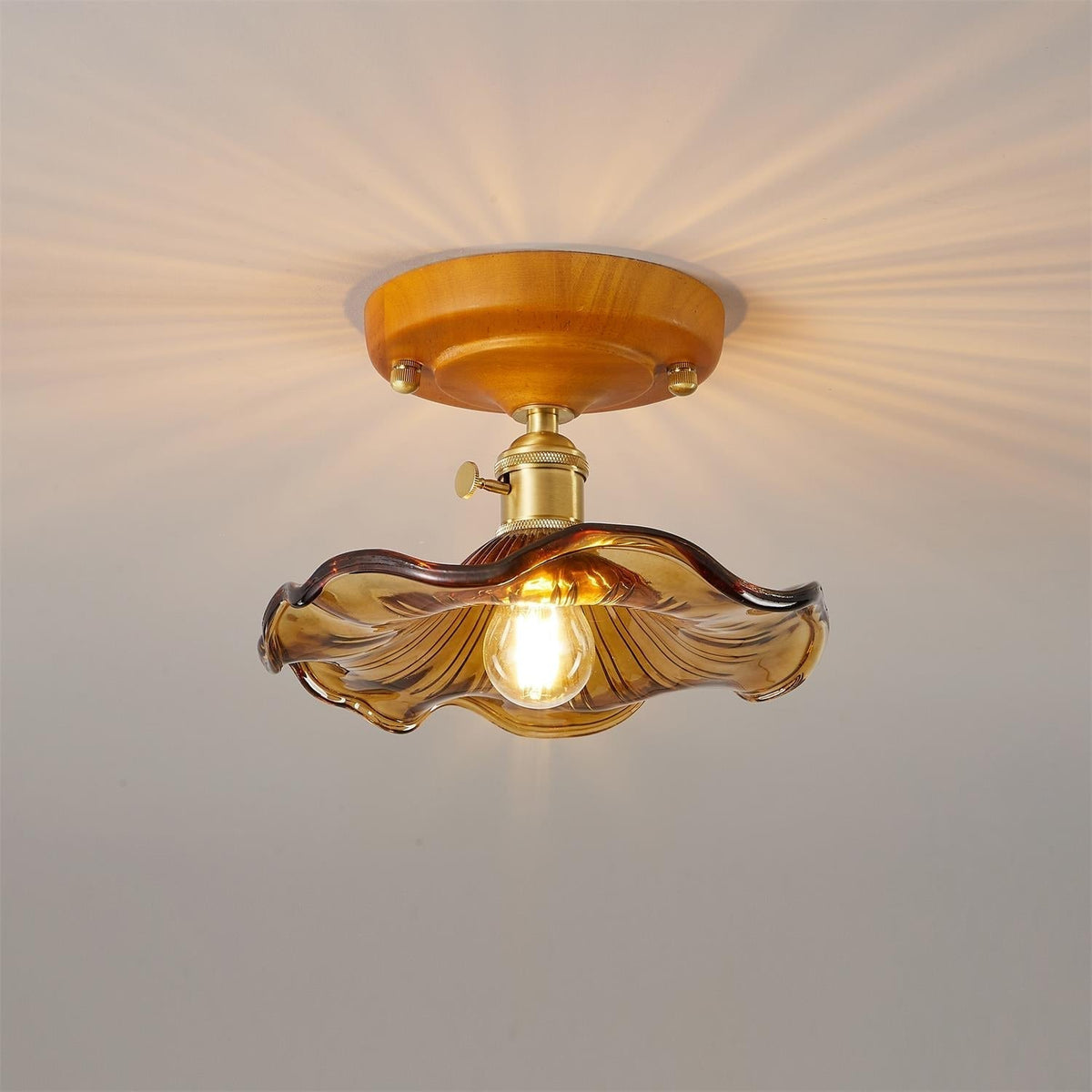 Plafondlamp met houten plafondkap, messing en glazen lampenkap in vintage bloemmotief voor landelijke stijl