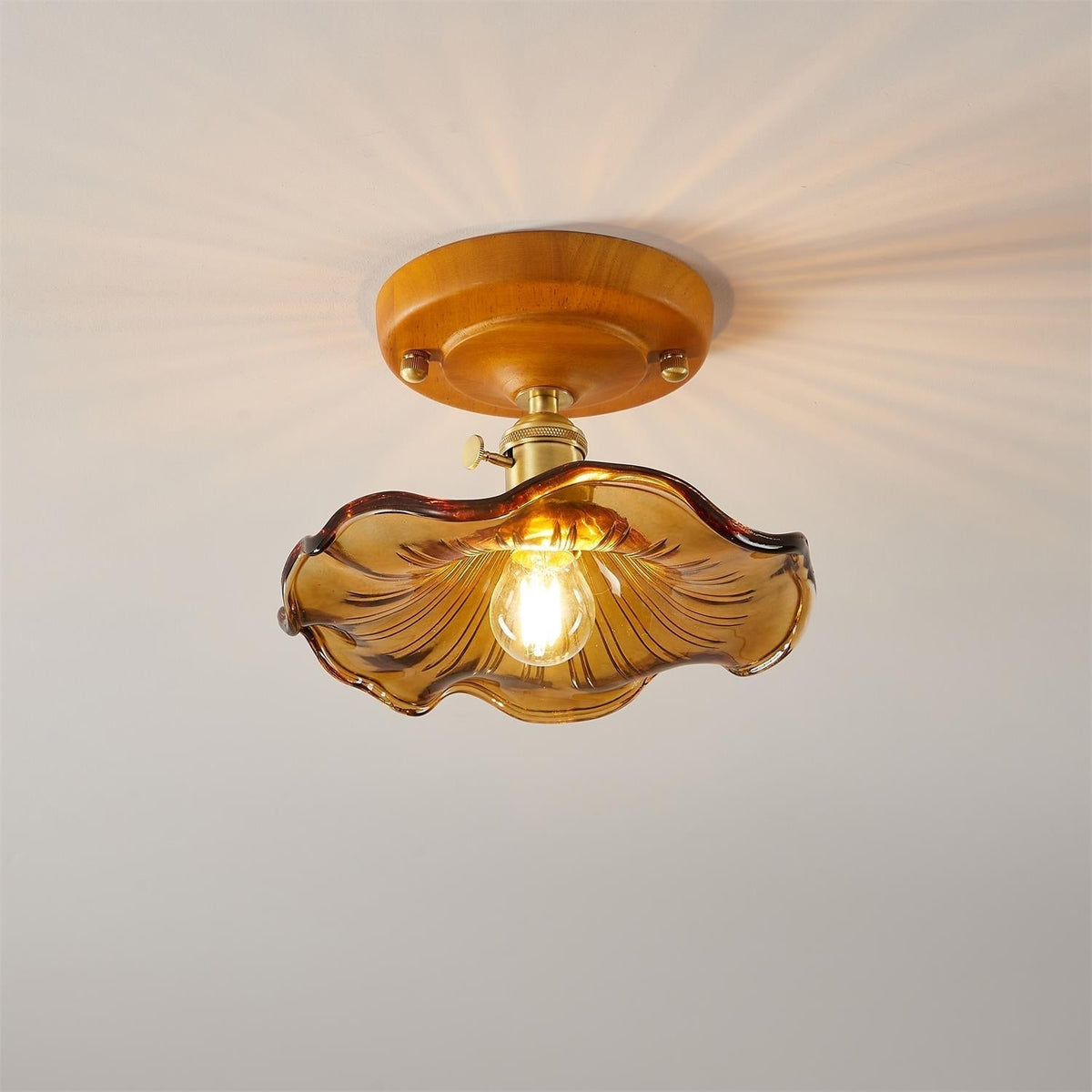 Plafondlamp met houten plafondkap, messing en glazen lampenkap in vintage bloemmotief voor landelijke stijl