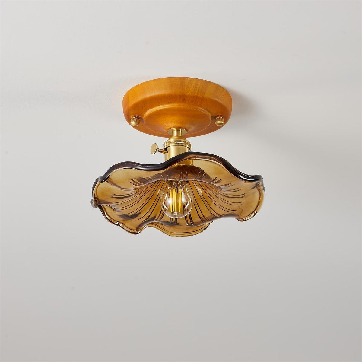 Plafondlamp met houten plafondkap, messing en glazen lampenkap in vintage bloemmotief voor landelijke stijl