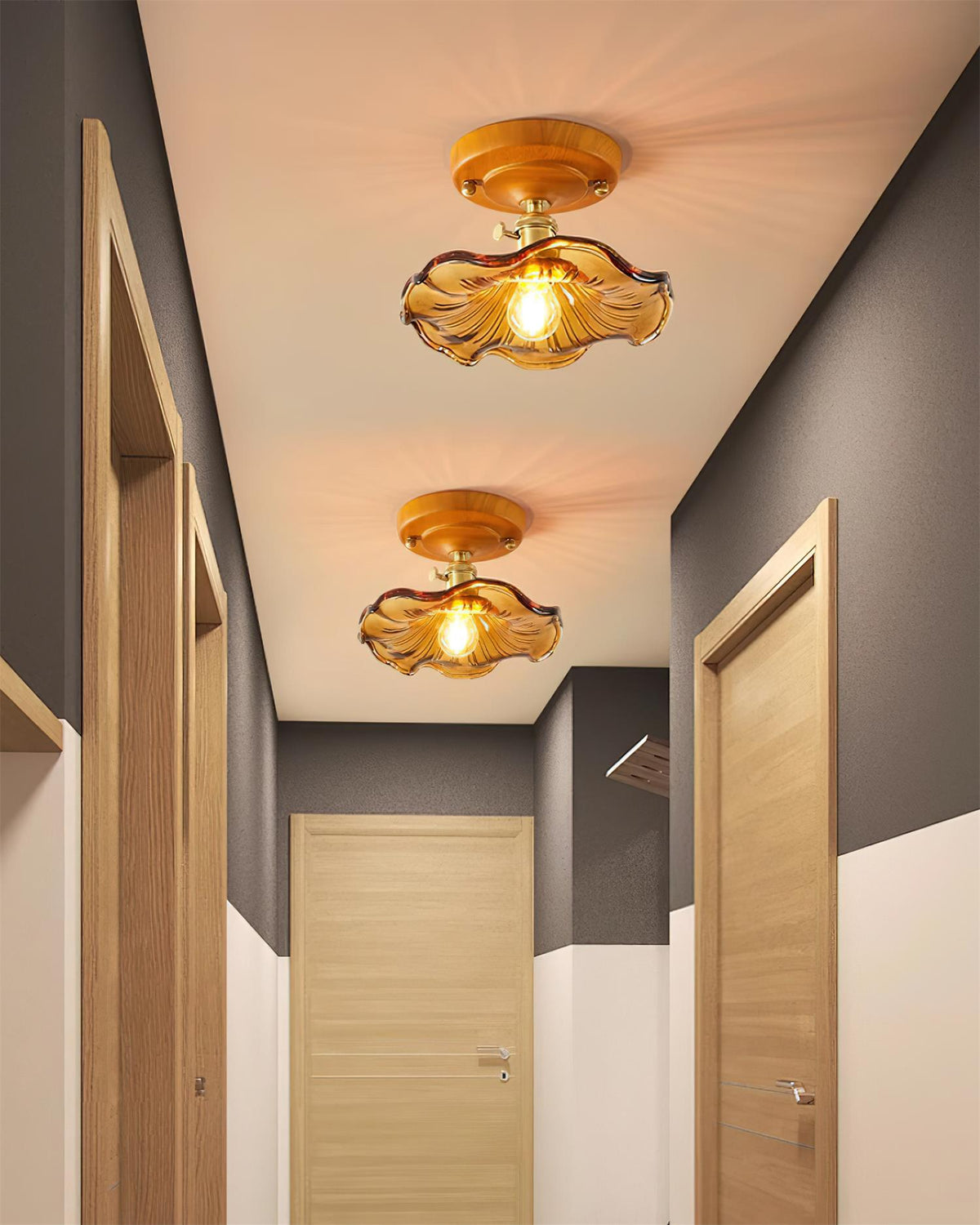 Plafondlamp met houten plafondkap, messing en glazen lampenkap in vintage bloemmotief voor landelijke stijl
