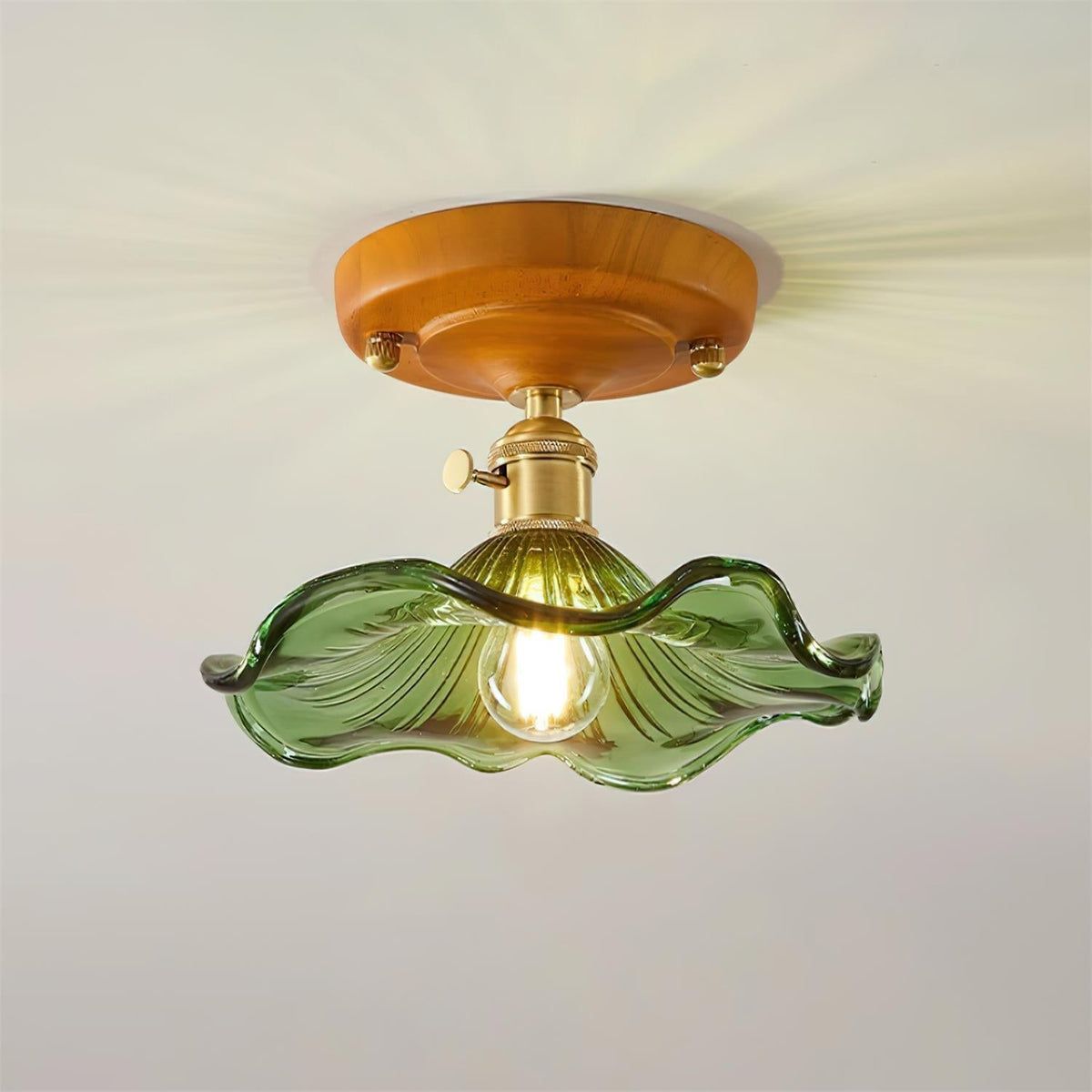 Plafondlamp met houten plafondkap, messing en glazen lampenkap in vintage bloemmotief voor landelijke stijl