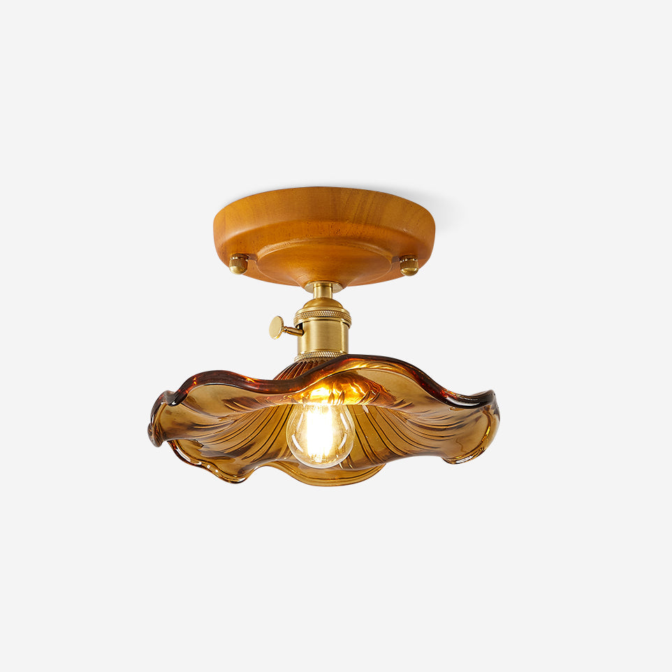 Plafondlamp met houten plafondkap, messing en glazen lampenkap in vintage bloemmotief voor landelijke stijl