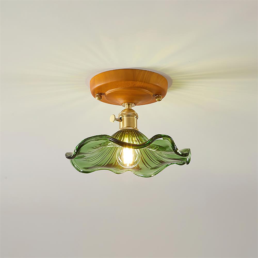 Plafondlamp met houten plafondkap, messing en glazen lampenkap in vintage bloemmotief voor landelijke stijl