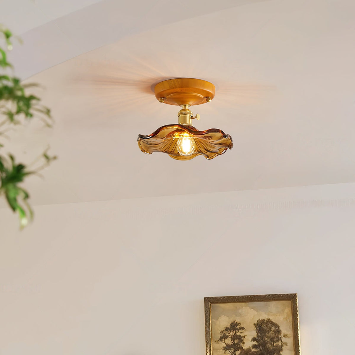 Plafondlamp met houten plafondkap, messing en glazen lampenkap in vintage bloemmotief voor landelijke stijl
