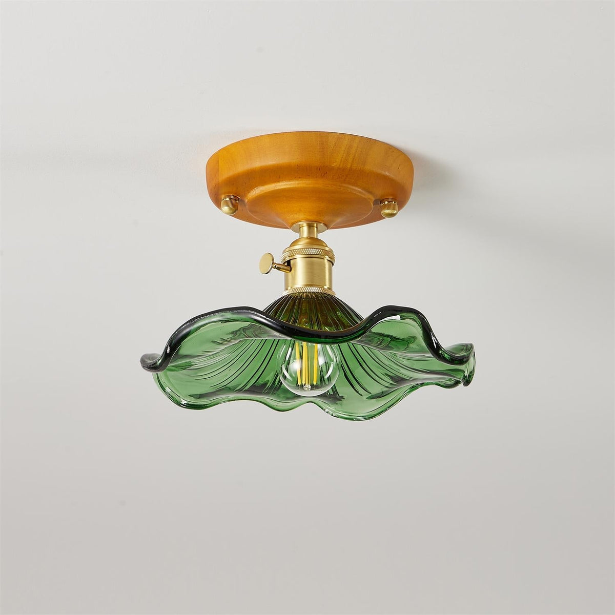 Plafondlamp met houten plafondkap, messing en glazen lampenkap in vintage bloemmotief voor landelijke stijl