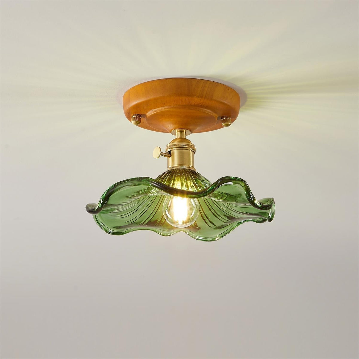 Plafondlamp met houten plafondkap, messing en glazen lampenkap in vintage bloemmotief voor landelijke stijl