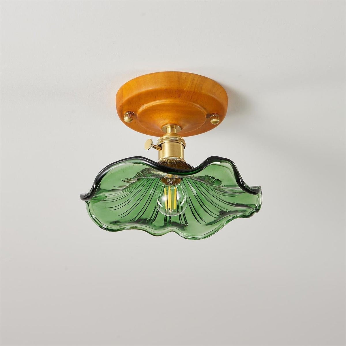 Plafondlamp met houten plafondkap, messing en glazen lampenkap in vintage bloemmotief voor landelijke stijl
