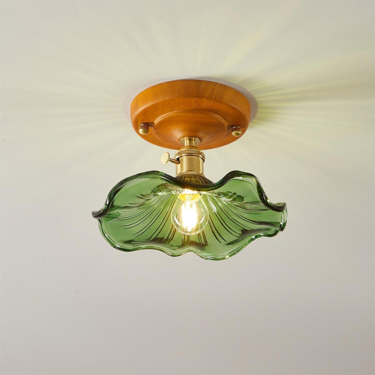 Plafondlamp met houten plafondkap, messing en glazen lampenkap in vintage bloemmotief voor landelijke stijl
