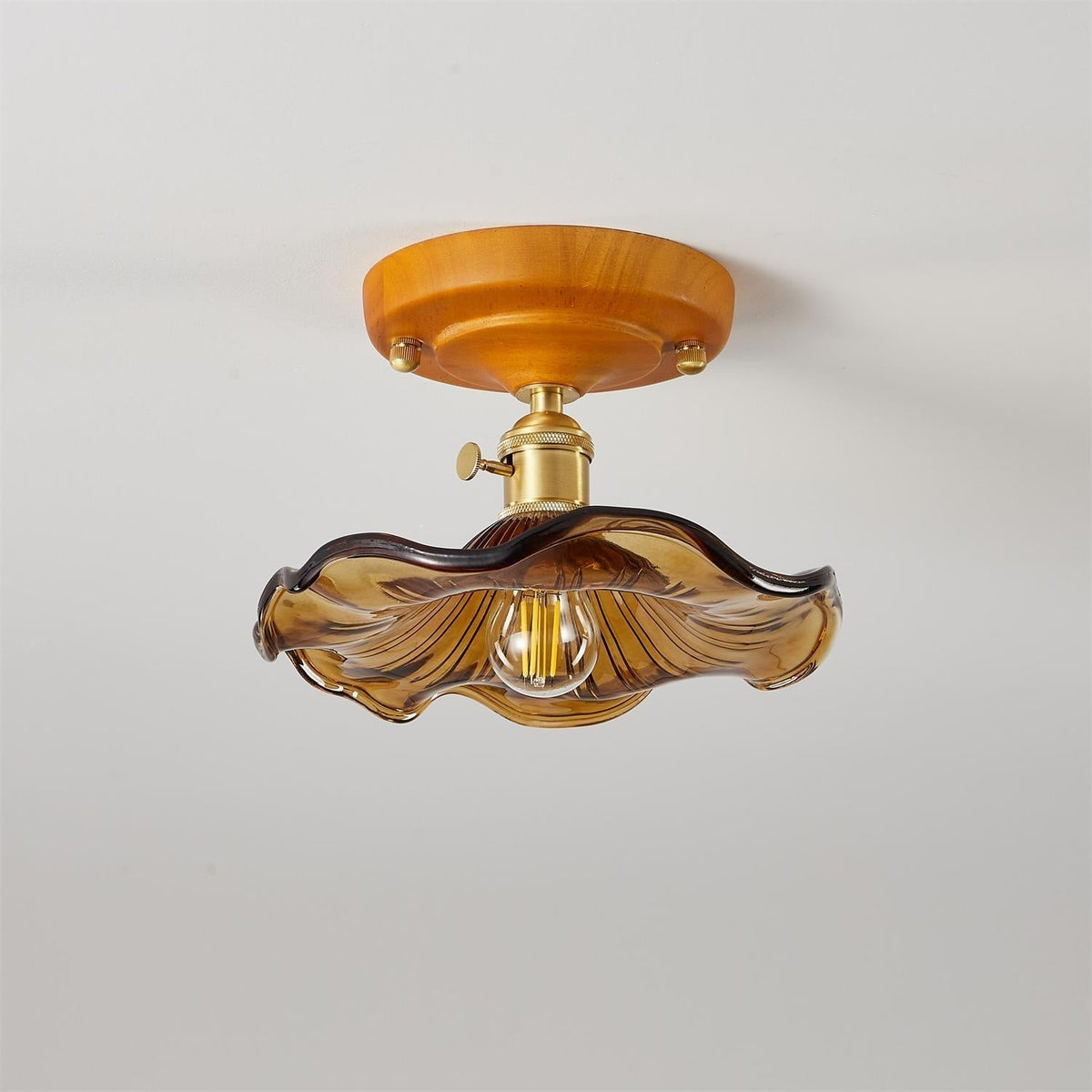 Plafondlamp met houten plafondkap, messing en glazen lampenkap in vintage bloemmotief voor landelijke stijl