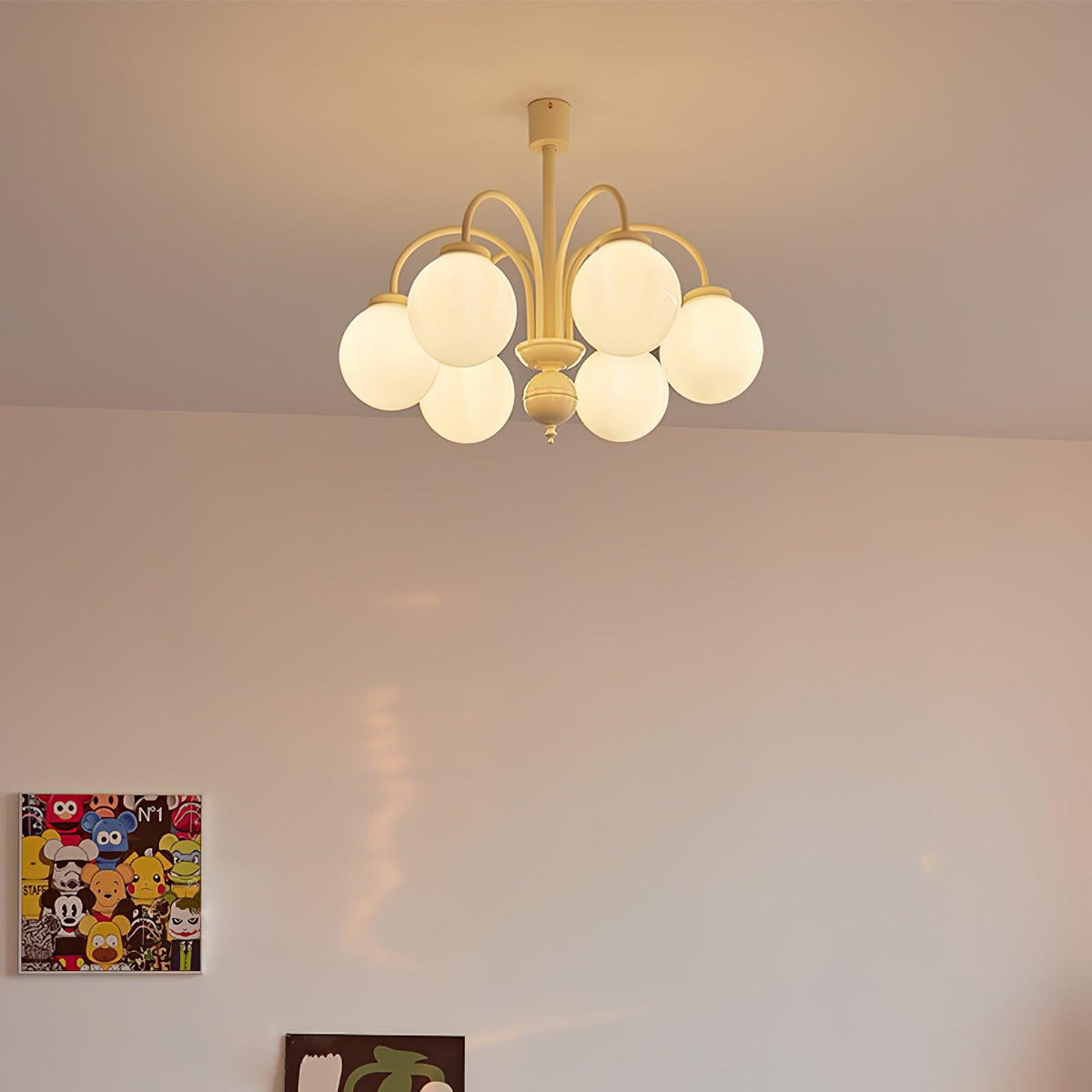 Velaora kroonluchter met crèmekleurige glazen bollen