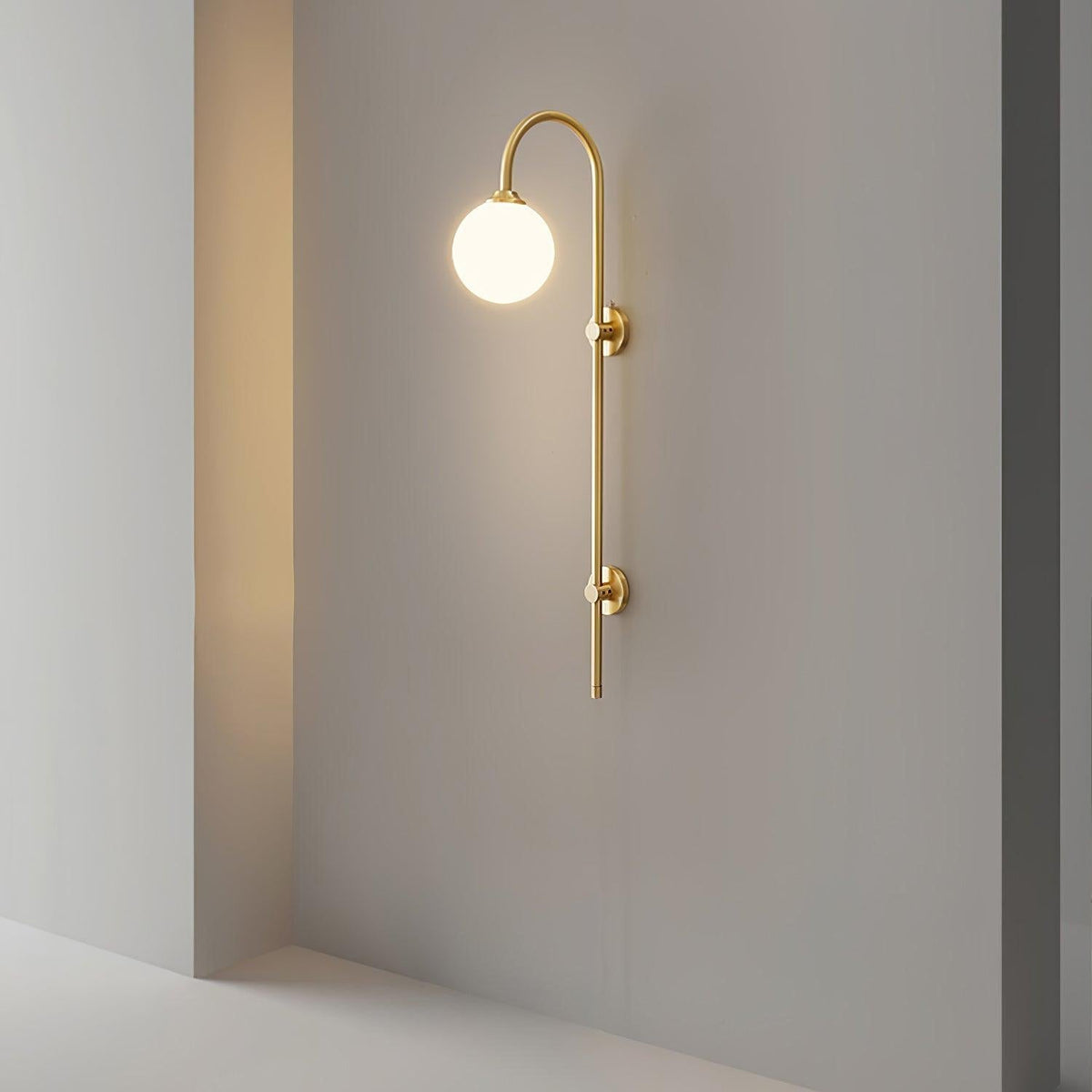 Nyvaris moderne minimalistische wandlamp met bolvormig glazen kap in messing