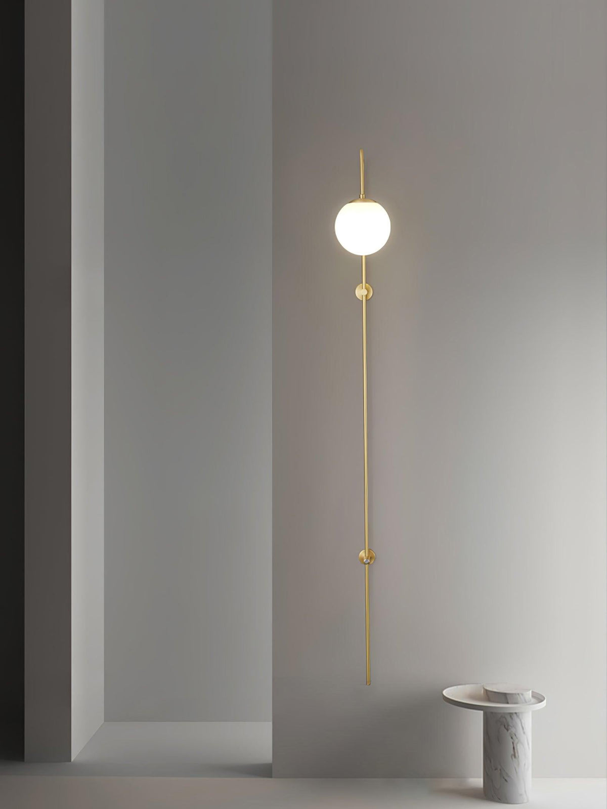 Nyvaris moderne minimalistische wandlamp met bolvormig glazen kap in messing