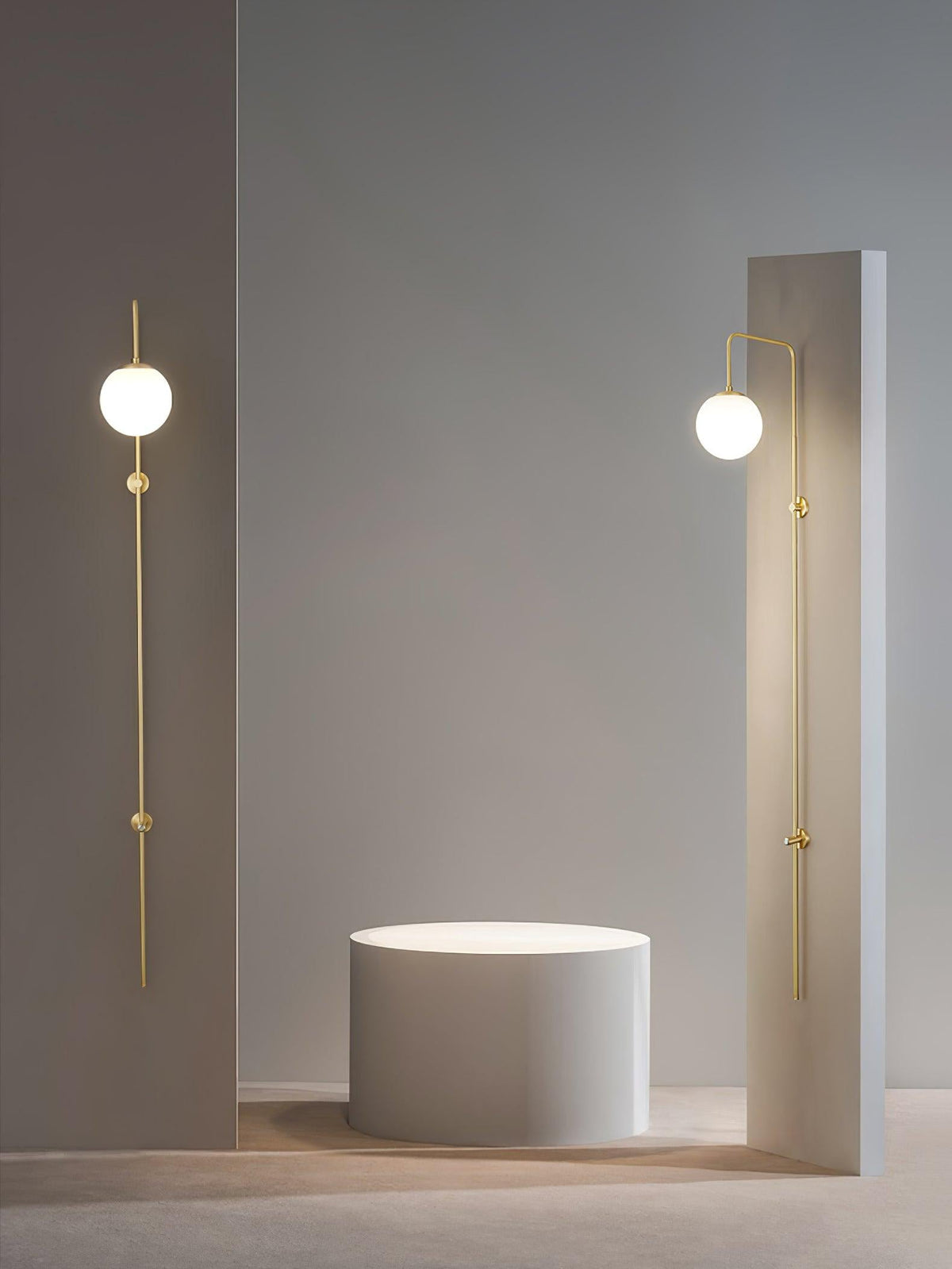 Nyvaris moderne minimalistische wandlamp met bolvormig glazen kap in messing