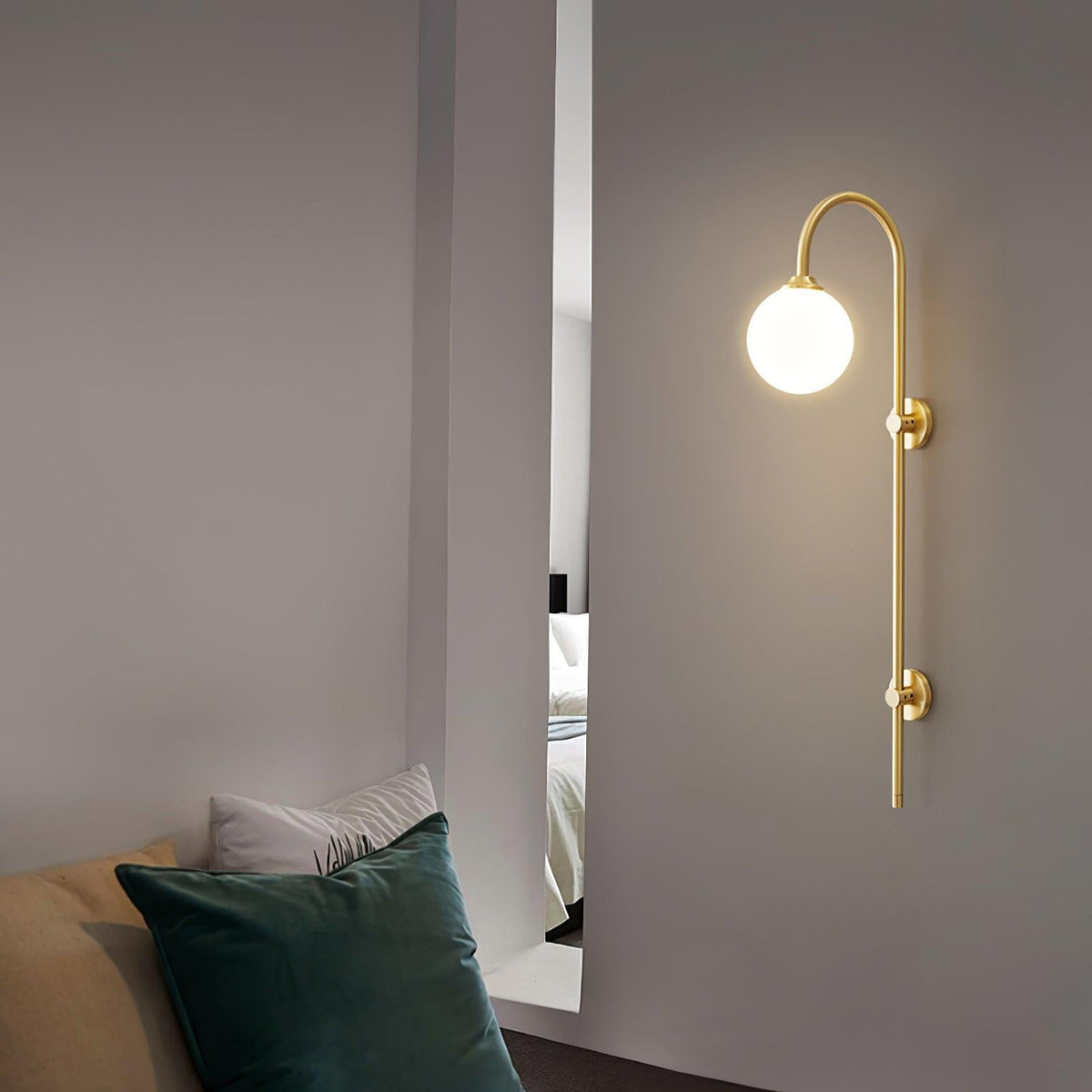 Nyvaris moderne minimalistische wandlamp met bolvormig glazen kap in messing
