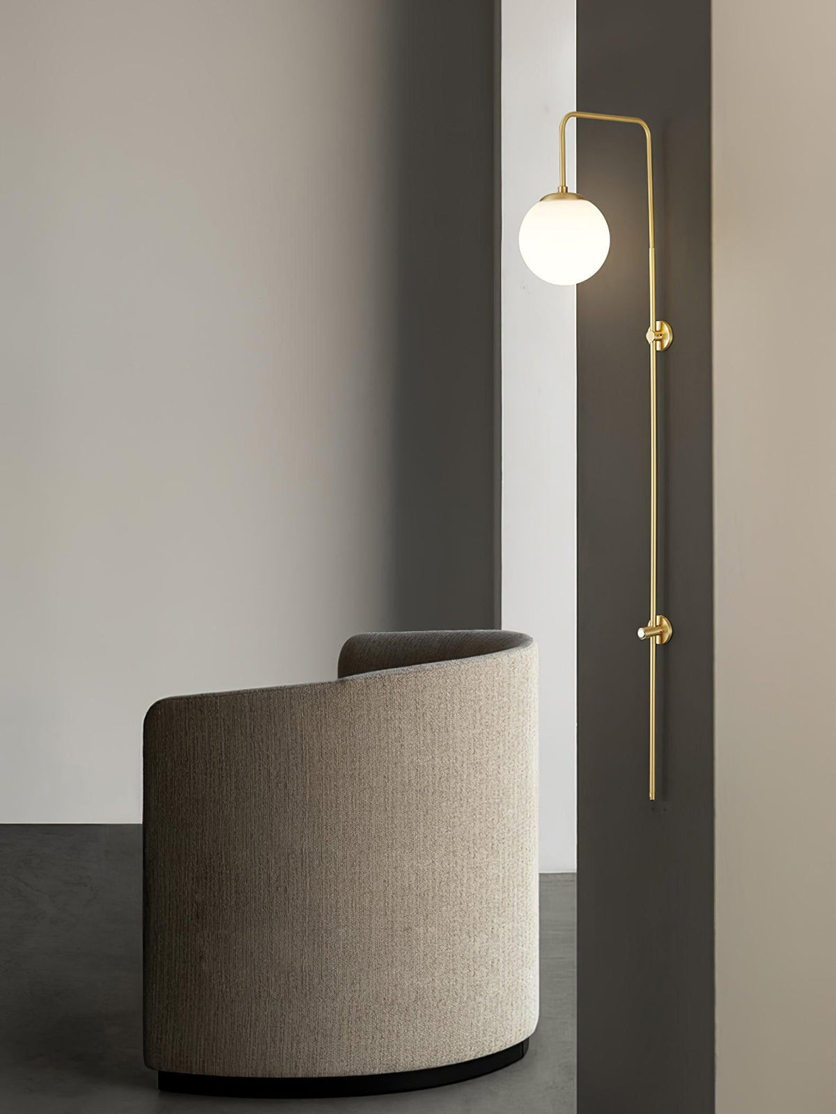 Nyvaris moderne minimalistische wandlamp met bolvormig glazen kap in messing