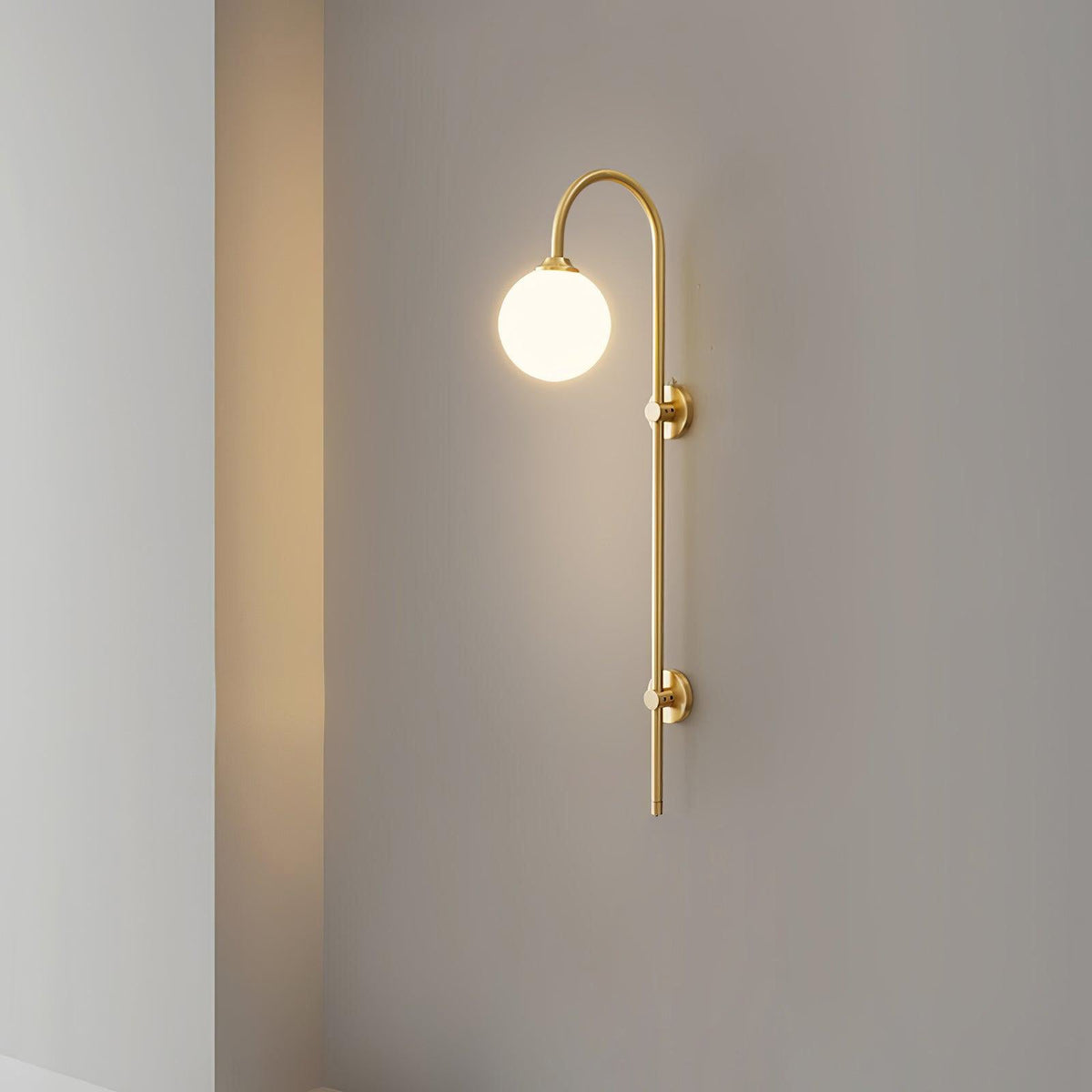 Nyvaris moderne minimalistische wandlamp met bolvormig glazen kap in messing