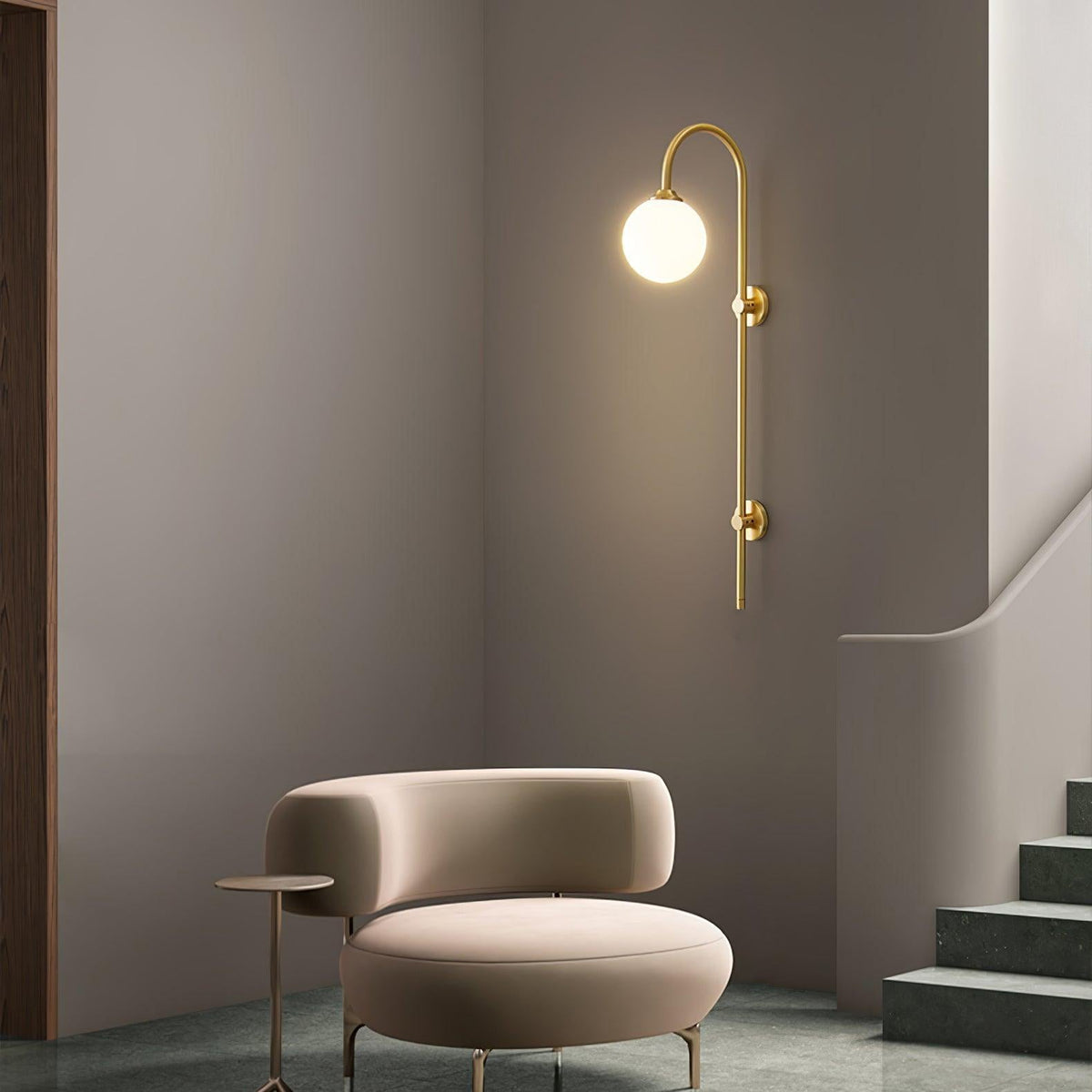 Nyvaris moderne minimalistische wandlamp met bolvormig glazen kap in messing