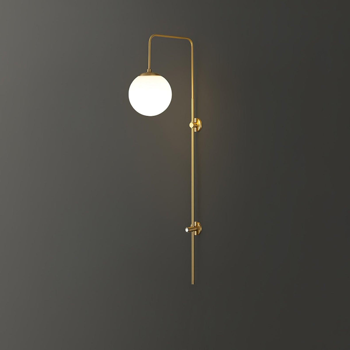 Nyvaris moderne minimalistische wandlamp met bolvormig glazen kap in messing