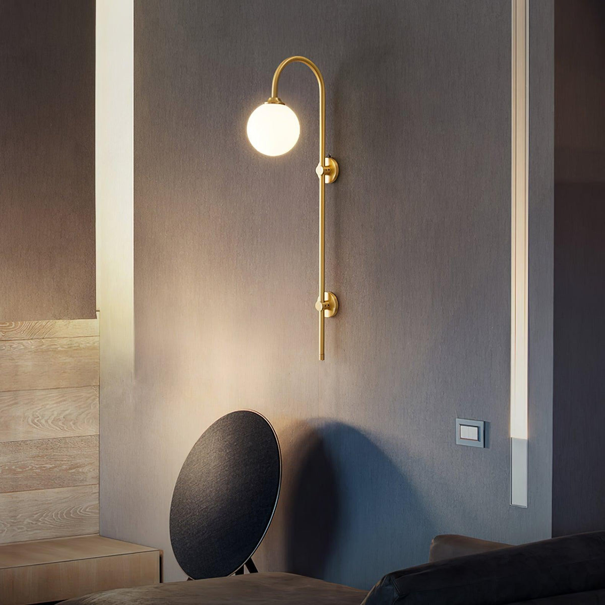 Nyvaris moderne minimalistische wandlamp met bolvormig glazen kap in messing