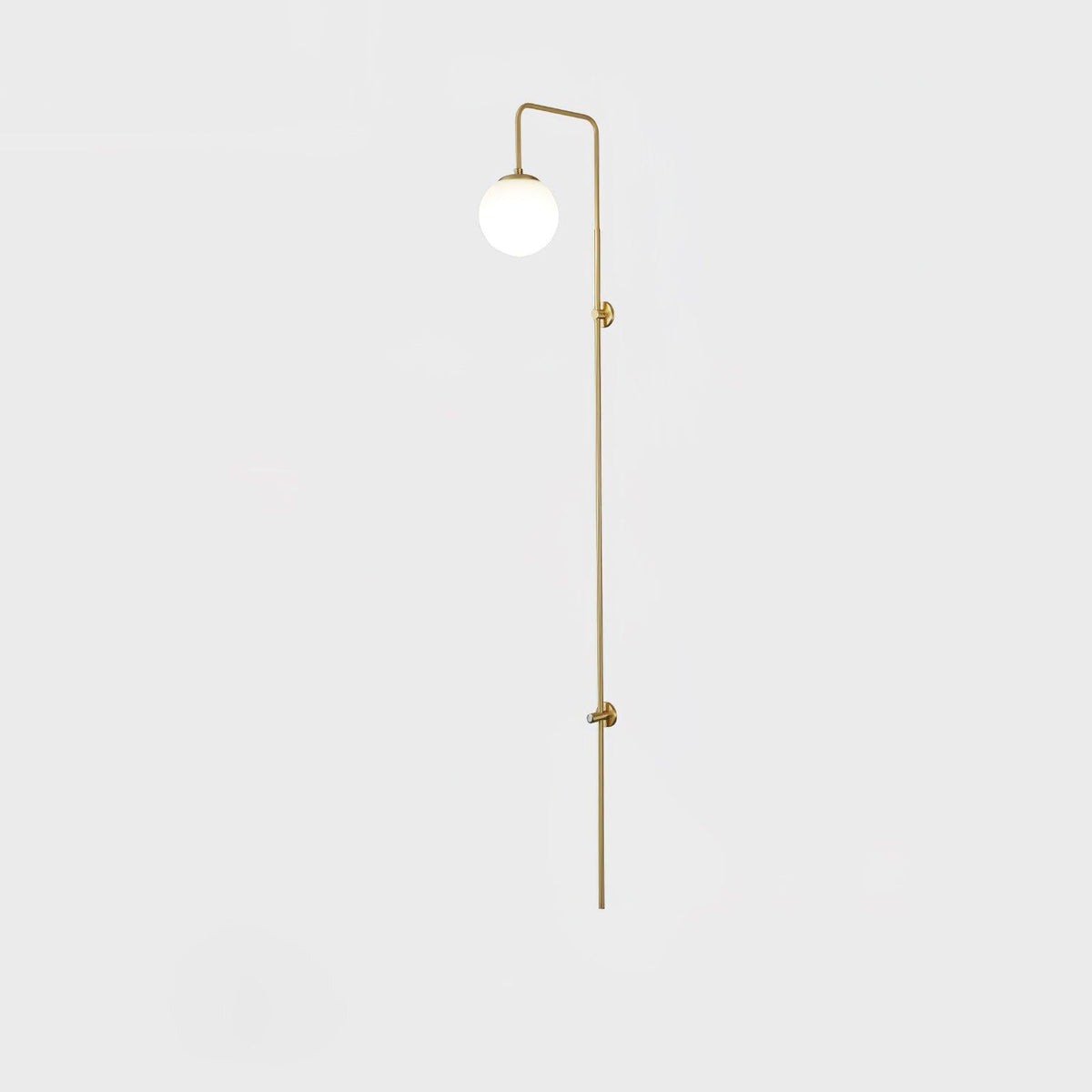 Nyvaris moderne minimalistische wandlamp met bolvormig glazen kap in messing