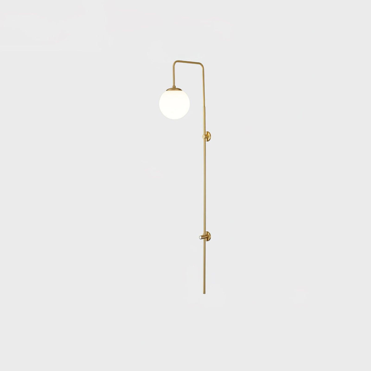 Nyvaris moderne minimalistische wandlamp met bolvormig glazen kap in messing