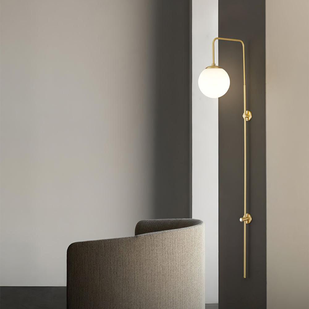 Nyvaris moderne minimalistische wandlamp met bolvormig glazen kap in messing