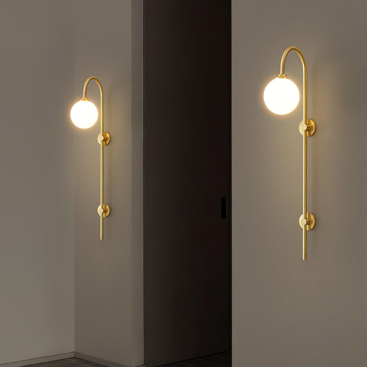 Nyvaris moderne minimalistische wandlamp met bolvormig glazen kap in messing