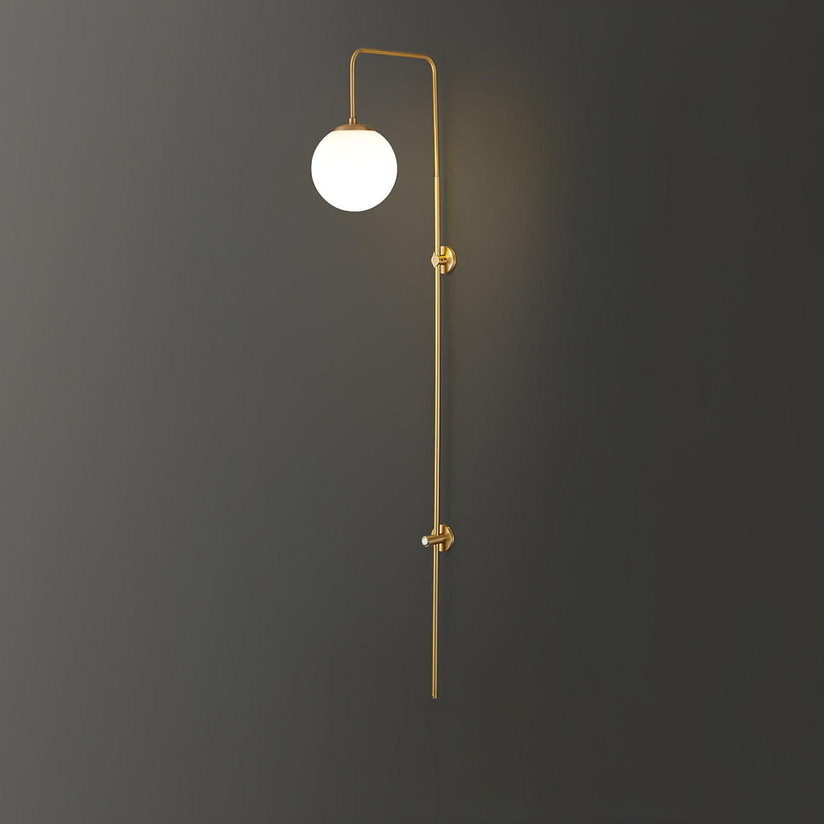 Nyvaris moderne minimalistische wandlamp met bolvormig glazen kap in messing