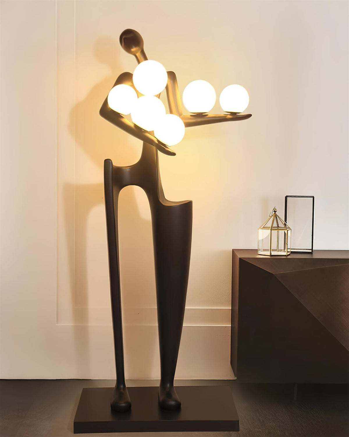 Viraeette kunststof vloerlamp in artistiek ontwerp