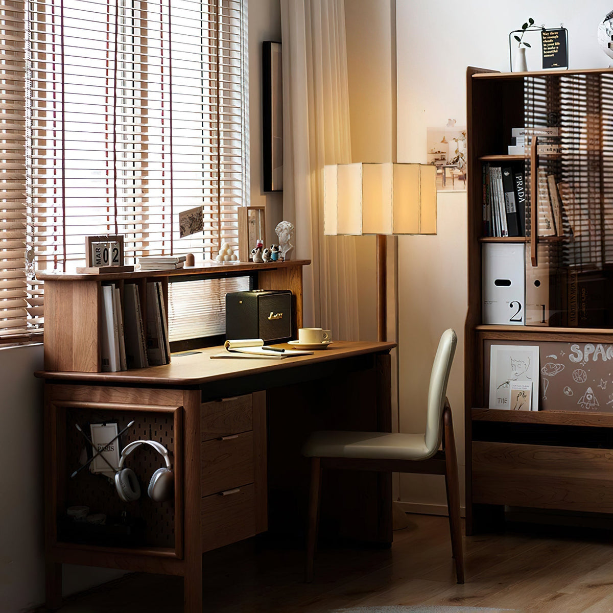 Bexi Minimalistische vloerlamp van walnoothout en beige stof